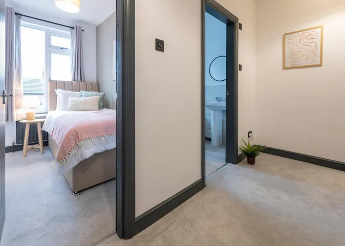 Spacious 4-bed Near Kirkstall & With Parking Ideal For Long & Work Trips 公寓 *