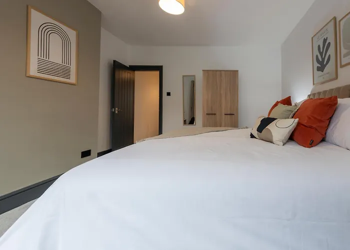 Apartment Spacious 4-bed Near Kirkstall & With Parking Ideal For Long & Work Trips *