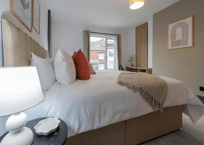 Spacious 4-bed Near Kirkstall & With Parking Ideal For Long & Work Trips