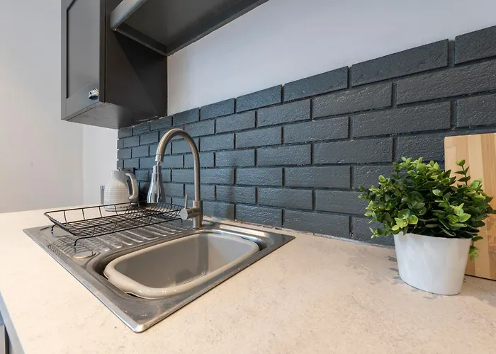 Spacious 4-bed Near Kirkstall & With Parking Ideal For Long & Work Trips 利兹