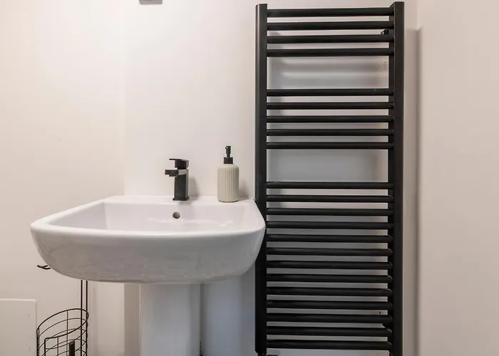 Spacious 4-bed Near Kirkstall & With Parking Ideal For Long & Work Trips