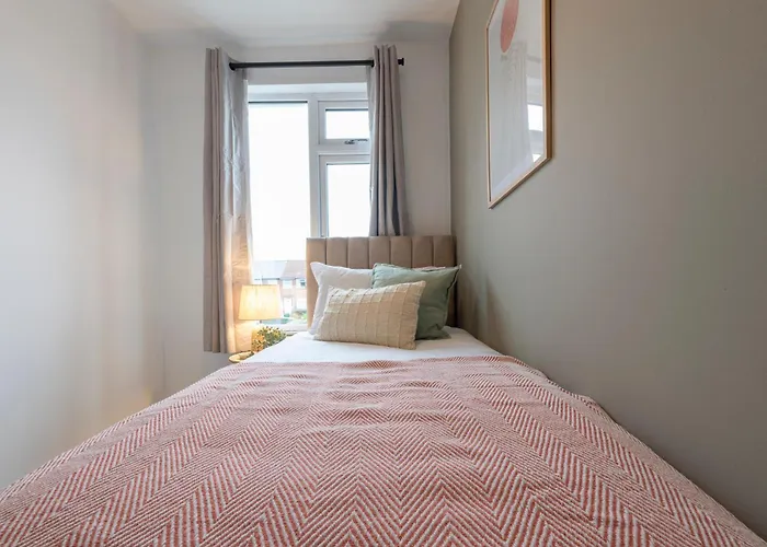 Spacious 4-bed Near Kirkstall & With Parking Ideal For Long & Work Trips * Leeds (West Yorkshire)