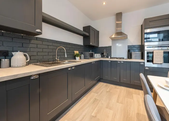 Apartment Spacious 4-bed Near Kirkstall & With Parking Ideal For Long & Work Trips