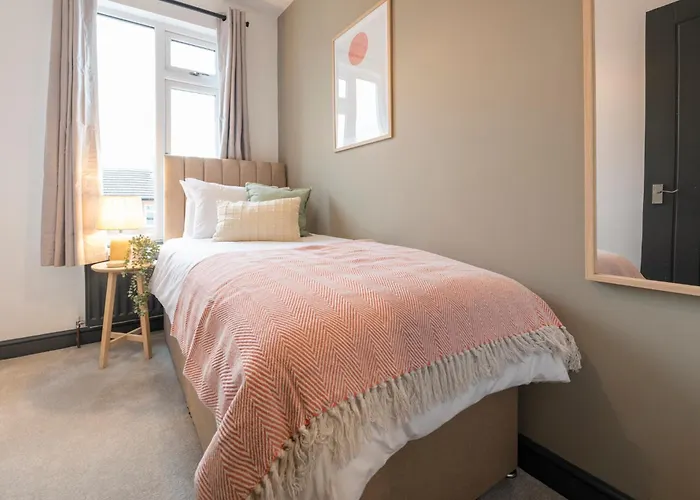 Apartment Spacious 4-bed Near Kirkstall & With Parking Ideal For Long & Work Trips *