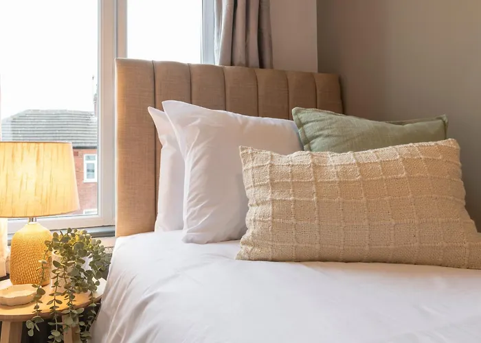 公寓 Spacious 4-bed Near Kirkstall & With Parking Ideal For Long & Work Trips 利兹