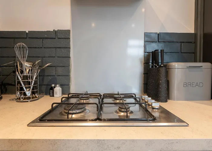 Spacious 4-bed Near Kirkstall & With Parking Ideal For Long & Work Trips 公寓 *