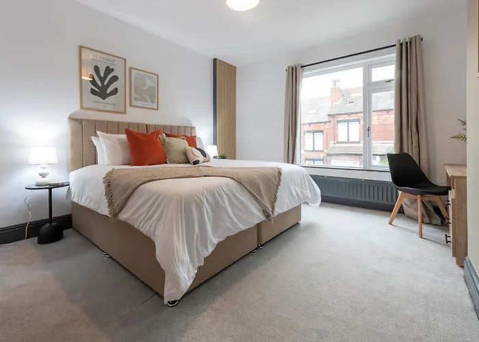 Spacious 4-bed Near Kirkstall & With Parking Ideal For Long & Work Trips * Leeds (West Yorkshire)