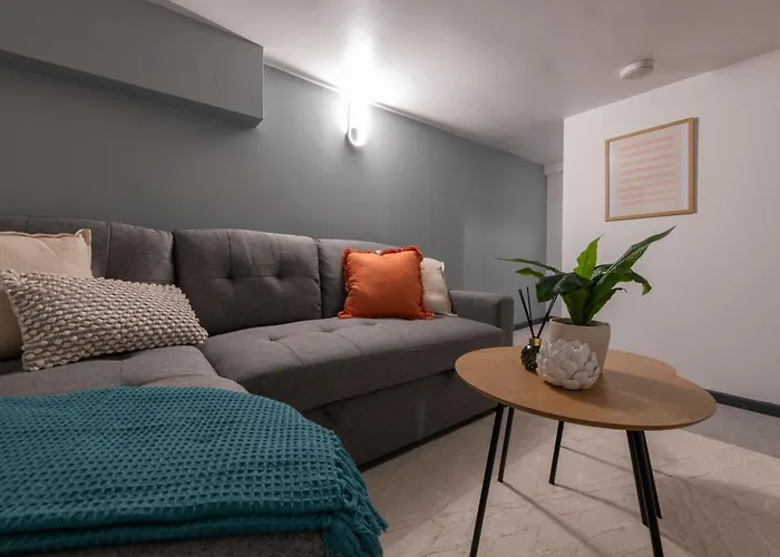 Apartment Spacious 4-bed Near Kirkstall & With Parking Ideal For Long & Work Trips *