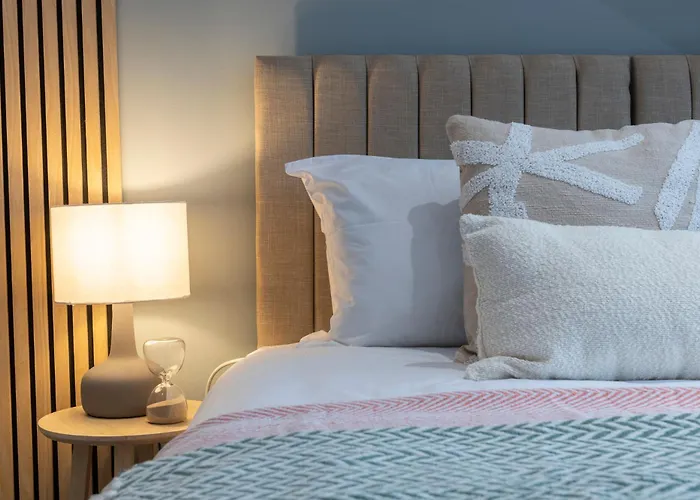 Spacious 4-bed Near Kirkstall & With Parking Ideal For Long & Work Trips 利兹