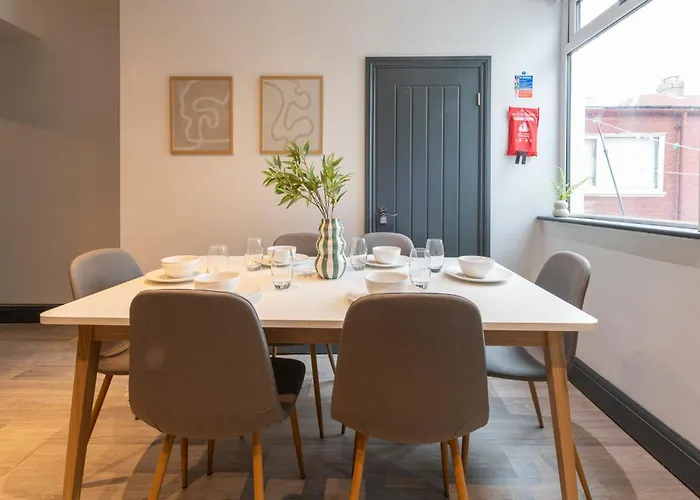 Spacious 4-bed Near Kirkstall & With Parking Ideal For Long & Work Trips * 利兹