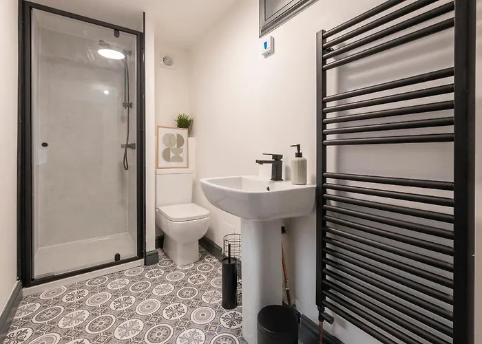 Spacious 4-bed Near Kirkstall & With Parking Ideal For Long & Work Trips Apartment *