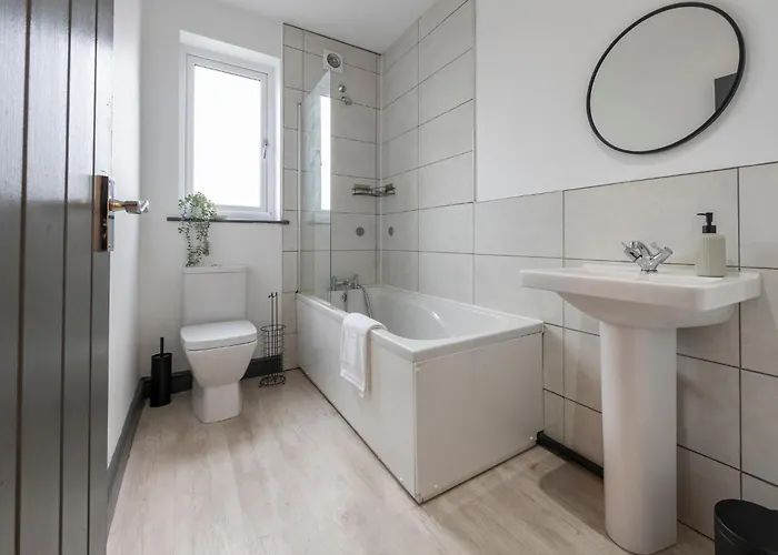 Spacious 4-bed Near Kirkstall & With Parking Ideal For Long & Work Trips 公寓 *