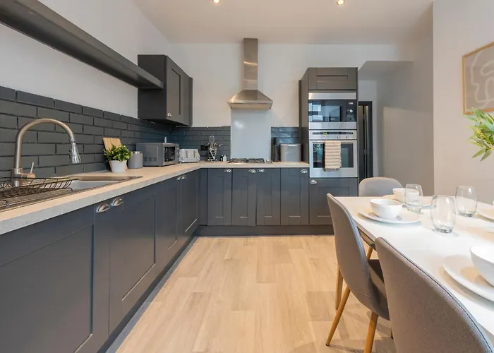 Spacious 4-bed Near Kirkstall & With Parking Ideal For Long & Work Trips