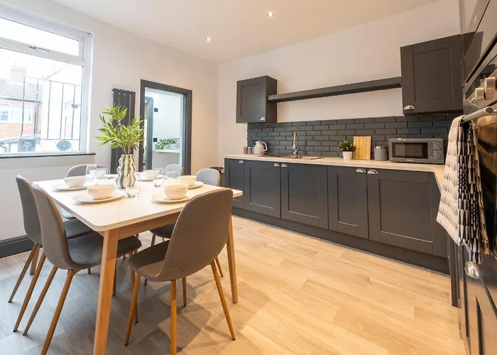 公寓 Spacious 4-bed Near Kirkstall & With Parking Ideal For Long & Work Trips 利兹