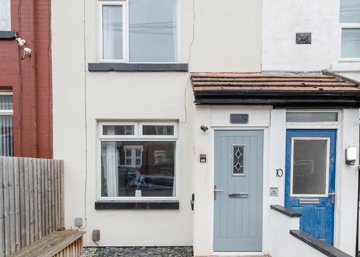 Spacious 4-bed Near Kirkstall & With Parking Ideal For Long & Work Trips Apartment Leeds (West Yorkshire)