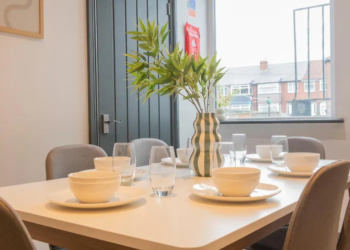 Spacious 4-bed Near Kirkstall & With Parking Ideal For Long & Work Trips * Leeds (West Yorkshire)