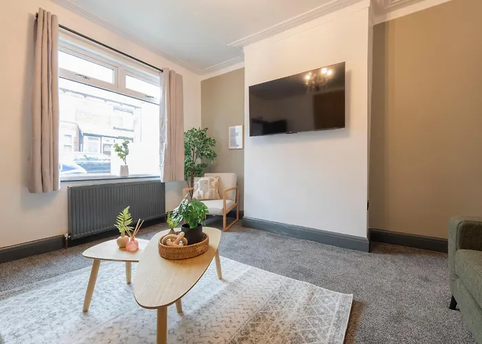 Spacious 4-bed Near Kirkstall & With Parking Ideal For Long & Work Trips