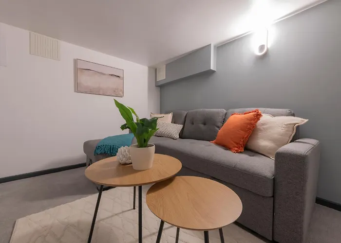 Apartment Spacious 4-bed Near Kirkstall & With Parking Ideal For Long & Work Trips Leeds (West Yorkshire)