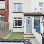 Spacious 4-bed Near Kirkstall & With Parking Ideal For Long & Work Trips