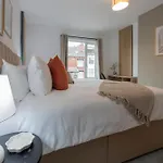 Spacious 4-bed Near Kirkstall & With Parking Ideal For Long & Work Trips