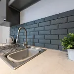 Spacious 4-bed Near Kirkstall & With Parking Ideal For Long & Work Trips Leeds (West Yorkshire)