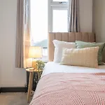 Spacious 4-bed Near Kirkstall & With Parking Ideal For Long & Work Trips *