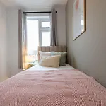 Spacious 4-bed Near Kirkstall & With Parking Ideal For Long & Work Trips * Leeds (West Yorkshire)