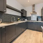 Apartamento Spacious 4-bed Near Kirkstall & With Parking Ideal For Long & Work Trips