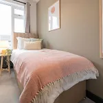 Apartamento Spacious 4-bed Near Kirkstall & With Parking Ideal For Long & Work Trips *