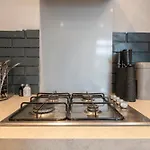 Spacious 4-bed Near Kirkstall & With Parking Ideal For Long & Work Trips Apartamento *