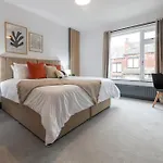 Spacious 4-bed Near Kirkstall & With Parking Ideal For Long & Work Trips * Leeds (West Yorkshire)