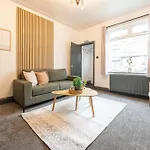Apartamento Spacious 4-bed Near Kirkstall & With Parking Ideal For Long & Work Trips