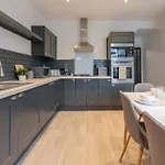 Spacious 4-bed Near Kirkstall & With Parking Ideal For Long & Work Trips