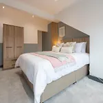 Spacious 4-bed Near Kirkstall & With Parking Ideal For Long & Work Trips Apartamento *