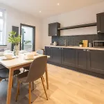 Apartamento Spacious 4-bed Near Kirkstall & With Parking Ideal For Long & Work Trips Leeds (West Yorkshire)