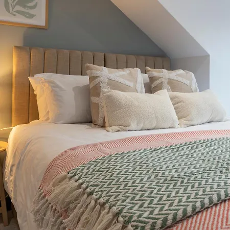 Spacious 4-bed Near Kirkstall & With Parking Ideal For Long & Work Trips Лідс