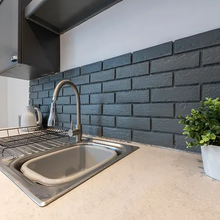 Spacious 4-bed Near Kirkstall & With Parking Ideal For Long & Work Trips Leeds (West Yorkshire)