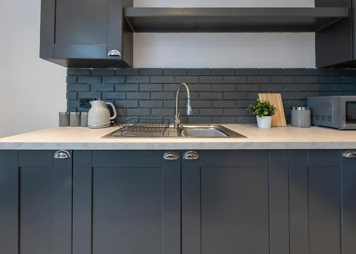 Spacious 4-bed Near Kirkstall & With Parking Ideal For Long & Work Trips Лідс