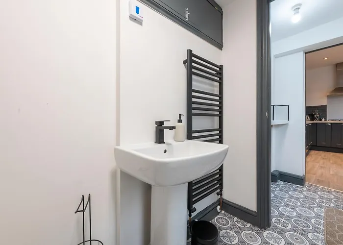 Апартаменти Spacious 4-bed Near Kirkstall & With Parking Ideal For Long & Work Trips *