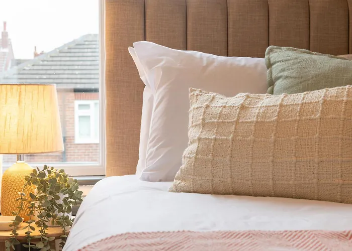 Апартаменти Spacious 4-bed Near Kirkstall & With Parking Ideal For Long & Work Trips *