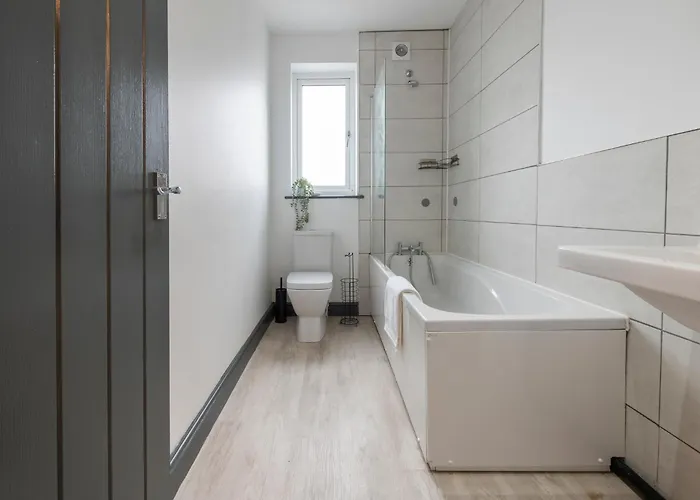 Spacious 4-bed Near Kirkstall & With Parking Ideal For Long & Work Trips