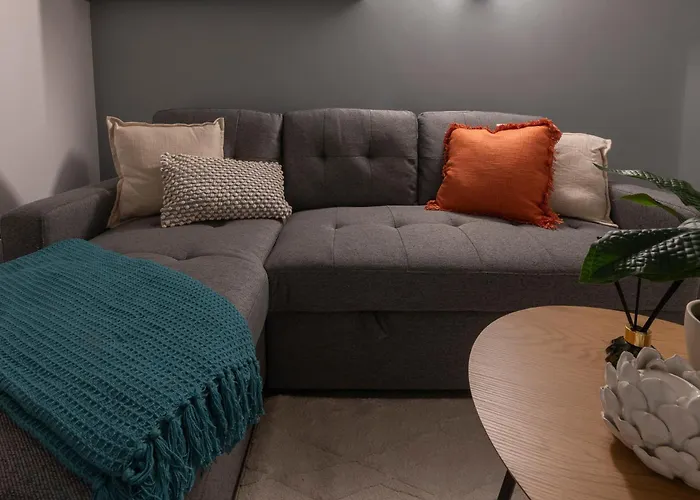 Апартаменти Spacious 4-bed Near Kirkstall & With Parking Ideal For Long & Work Trips