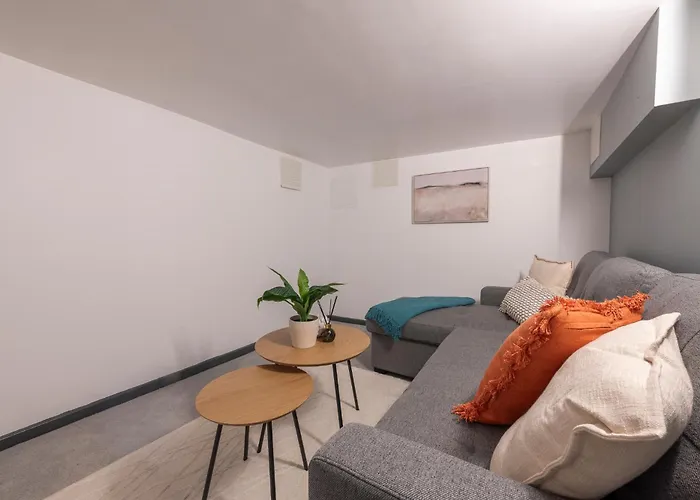 Апартаменти Spacious 4-bed Near Kirkstall & With Parking Ideal For Long & Work Trips *