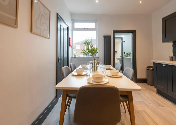 Spacious 4-bed Near Kirkstall & With Parking Ideal For Long & Work Trips Апартаменти *