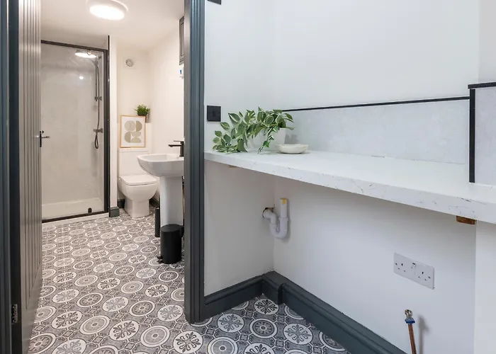 Апартаменти Spacious 4-bed Near Kirkstall & With Parking Ideal For Long & Work Trips *