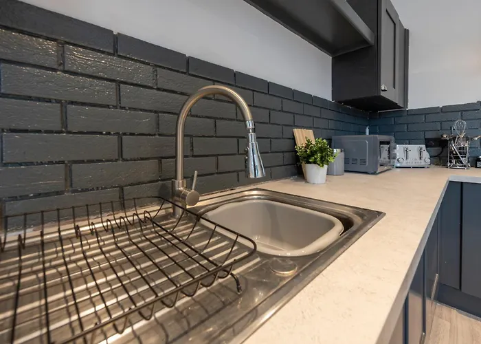 Апартаменти Spacious 4-bed Near Kirkstall & With Parking Ideal For Long & Work Trips *