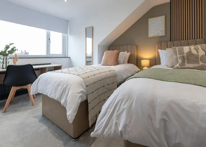 Spacious 4-bed Near Kirkstall & With Parking Ideal For Long & Work Trips Лідс