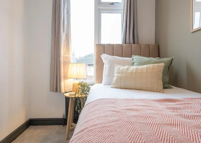 Spacious 4-bed Near Kirkstall & With Parking Ideal For Long & Work Trips *