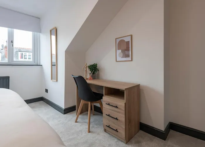 Апартаменти Spacious 4-bed Near Kirkstall & With Parking Ideal For Long & Work Trips *