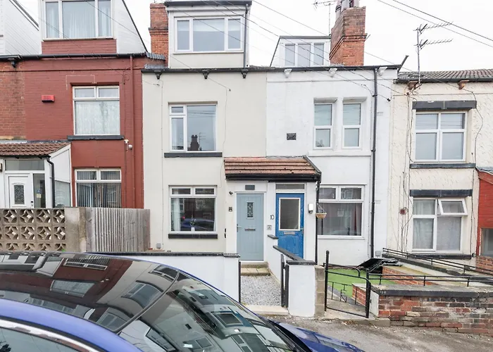 Spacious 4-bed Near Kirkstall & With Parking Ideal For Long & Work Trips Лідс